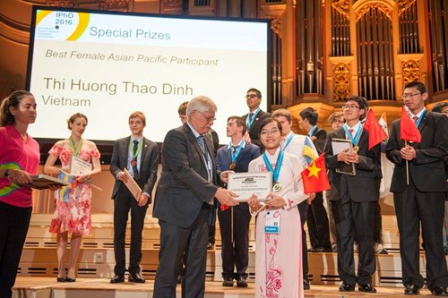 Đinh Thị Hương Thảo - Nữ sinh xuất sắc nhất Olympic Vật lý quốc tế 2016